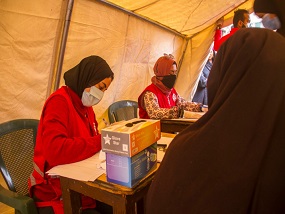 قام الهلال الأحمر المصرى بتقديم خدمة طبية مجانية لسكان عشش السودان من خلال قافلة طبية