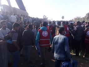 مشاركة فرق طوارئ الهلال الأحمر المصرى فى موقع حادث قطارى سوهاج